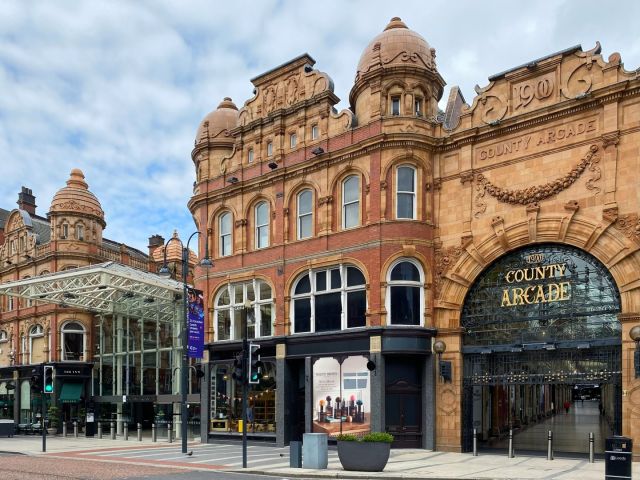 It's Saturday, and we're ready to welcome you for another day of shopping, summer sales, beautiful dining, live music, drinks with friends and fun. There's so much going on in Leeds City Centre and here @victorialeeds_. Don't forget you can park for just £3 after 5pm until 6am the next day! We'll see you soon! 🛍️ 🥂