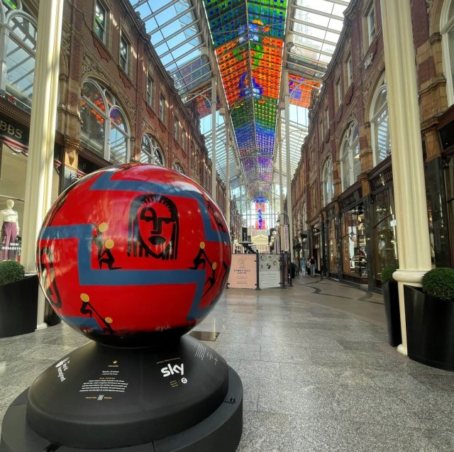 Victoria Quarter received a special delivery late last night 📦 

We're honoured to feature Kwaku Anokye's '...And Into The Future' hand painted globe as part of the 'Still We Rise' globe trail, brought to Leeds by @twr__org

This globe looks to recognise how even when faced with adversity, cooperation and sacrifice within the Black community has led to the conquering of obstacles and barriers throughout history... "My design focuses on themes of sacrifice and cooperation to rise and excel through adversity" 

Explore the 'Still We Rise' globe trail from now until October 2022 🌍