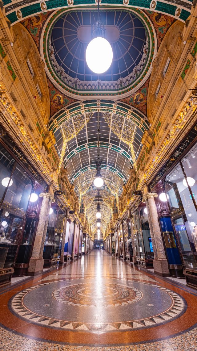 An enchanting Christmas delivery has arrived at Victoria Leeds…

From angel wings to light tunnels, take a stroll around our destination to be delighted by our new decorations ✨
