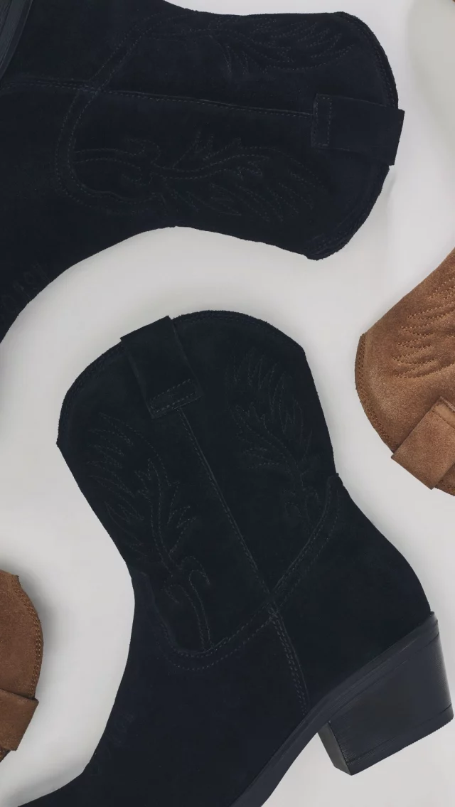 The right pair isn’t just footwear, it’s a statement 👡

If you haven’t seen episode 6 of @stylearcadespodcast by now, you’re missing out! 

In this episode, we hear from @modainpelle ‘s Junior Buyer Emily on the craftsmanship, culture and style that set’s their shoes apart. Moda In Pelle is a proud Leeds-born brand who we are home to in Victoria Quarter, this year they are celebrating their 50th anniversary!

Catch the full story on YouTube or through the link in our bio✨