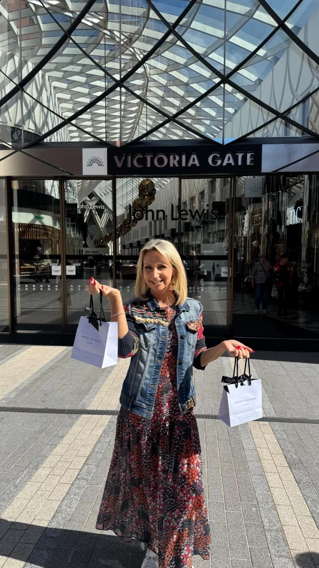 The Beatles, the Titanic and the largest stained glass window in Britain? Victoria Leeds is oozing in history from unmissable rock n’ roll to notes from Milan!

Hear as @michelleeagletonofficial walks us through the amazing stories behind our beautiful arcades ✨

Shop the icons, discover the stories!