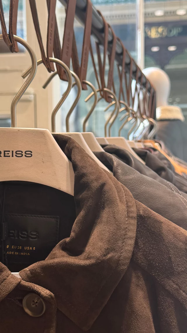 New season, new coat 🧥 

@reiss have spoiled us with their leather collection, perfect for the autumnal weather and aligning with the burgundy trend! 

Treat yourself and head into their Victoria Quarter store today🍁