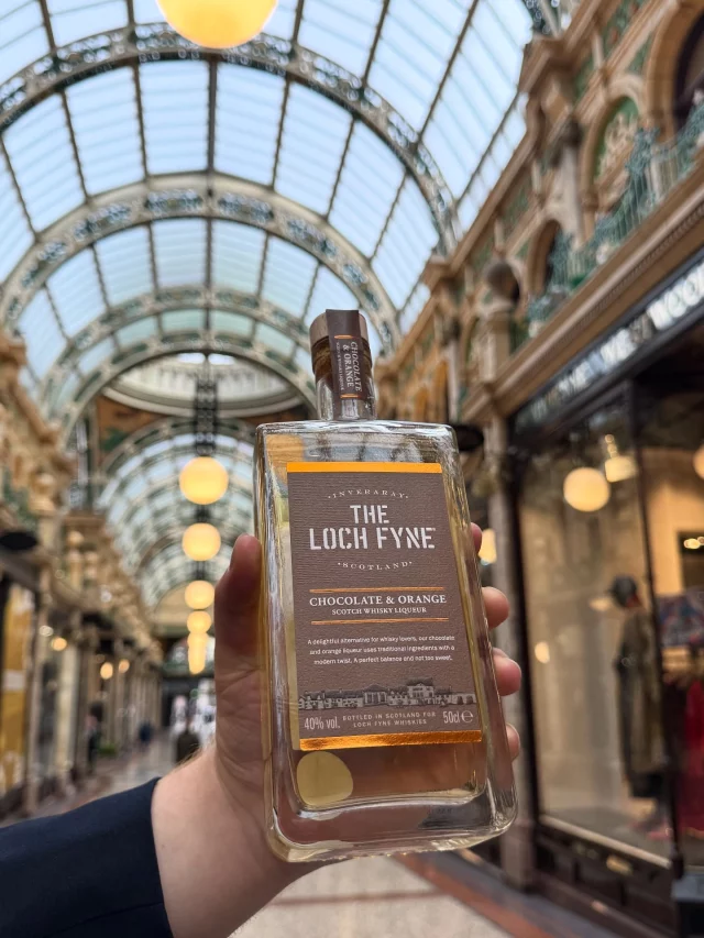 4 New products you may have missed in @thewhiskyshop this month🥃
1. @lochfynewhisky Chocolate & orange liqueur
2. Alba decanters
3. Hunter leather flask
4. @johnniewalker Blue label ice chalet limited edition
Which is your favourite? ❄️