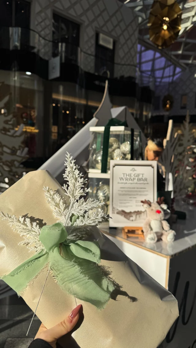 Gift wrapping like no other 🎁

Shopping today? Our luxury gift wrapping is free when you spend £100 in Victoria Leeds today (13th) until 5pm! 

Remember to tag us in your pics ✨❄️