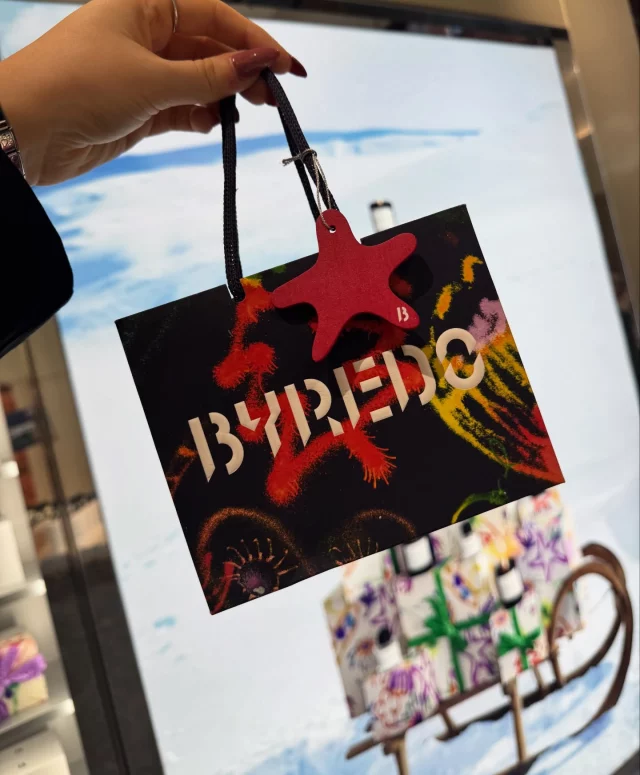 🎁Last minute stocking fillers? We’ve got you…

We popped into @officialbyredo to find you the perfect little gifts to fill those stockings:
- Bal D’afrique Hand Cream
- Sea Whisper Liquid Vinyl
- Dysco Eye Palette
- Gypsy Water Hair Perfume 

Have you finished your Christmas shopping? Let us know what you need help with! ✨