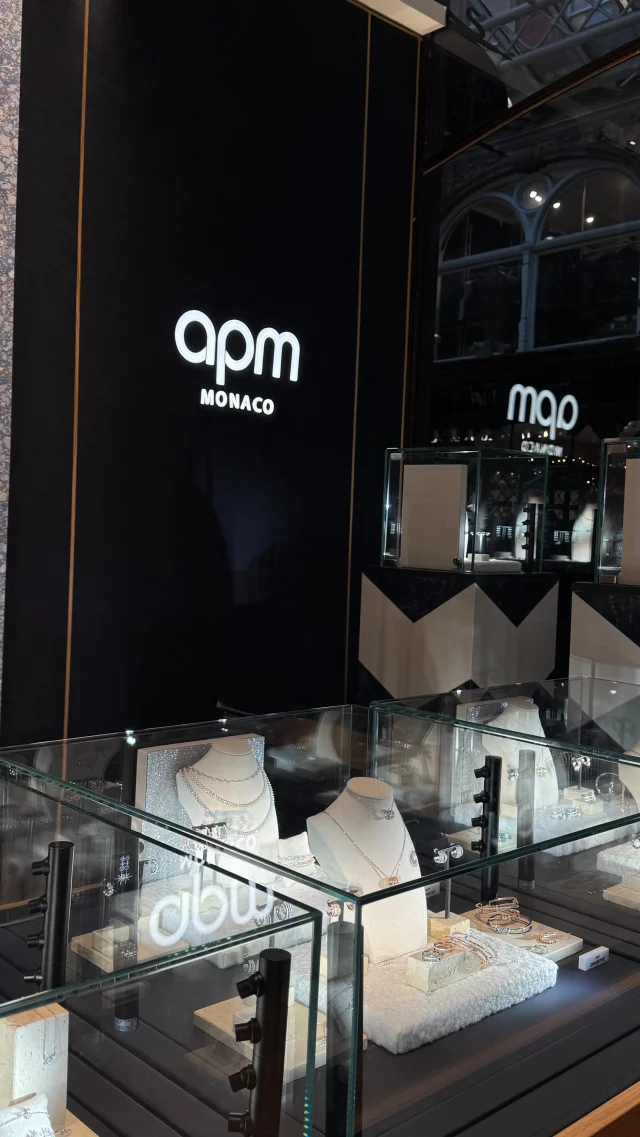 Leeds, @apmmonaco has arrived - just in time for Christmas! 💍

The chic jewellery brand has made it’s mark in Victoria Quarter with fashion-forward, luxury pieces sure to give that extra pop of sparkle this Christmas.

Once you step in, you won’t want to leave! ✨