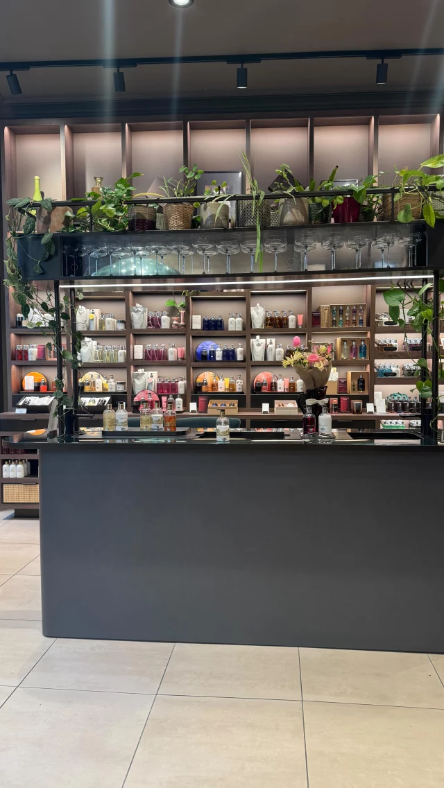 The love story of scent…🌸✨

Curious about top notes & base notes when buying perfumes? @moltonbrown talks us through the importance of these through the beautiful analogy of love🤍

Watch the full episode of @stylearcadespodcast hosted by @michelleeagletonofficial , featuring @jackdmarch through the link in our bio, or search Style Arcades Podcast on YouTube or Spotify! 

Let us know your favourite perfume at the moment!