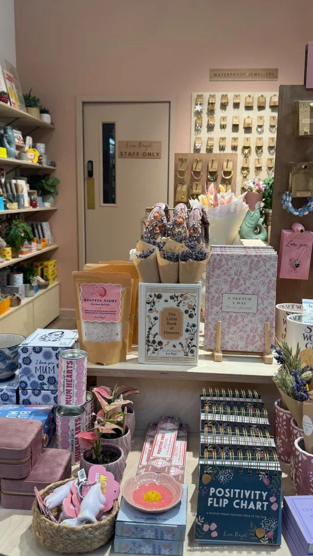 Leeds, @lisaangeluk has officially landed in Victoria Gate !💐

From beautiful dried flowers and dreamy prints to jewellery, plants, and the sweetest Mother’s Day gifts, there’s genuinely something for everyone.

Fair warning: you might pop in for “a quick look” and accidentally spend the whole day in there… honestly, us too!✨