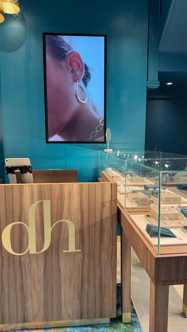 That time when Bowie made a visit to @dinnyhalljewellery …

Hear the full story in episode 12 of @stylearcadespodcast featuring @kirstyraynor and @michelleeagletonofficial , click the link in our bio or search ‘Style Arcades Podcast’ on YouTube, Spotify, Apple or Amazon!